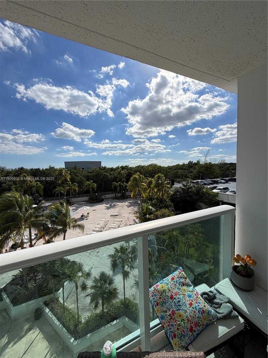 Small Image of 100 BAYVIEW DR #425, Sunny Isles Beach Number 9