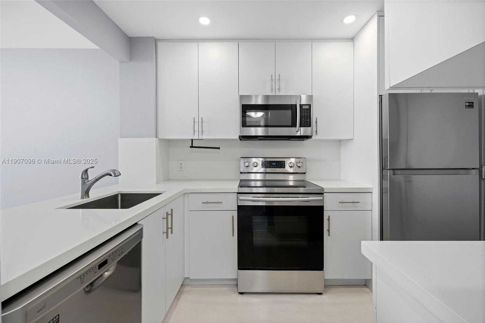 Small Image of 1020 MERIDIAN AVE #811, Miami Beach Number 10