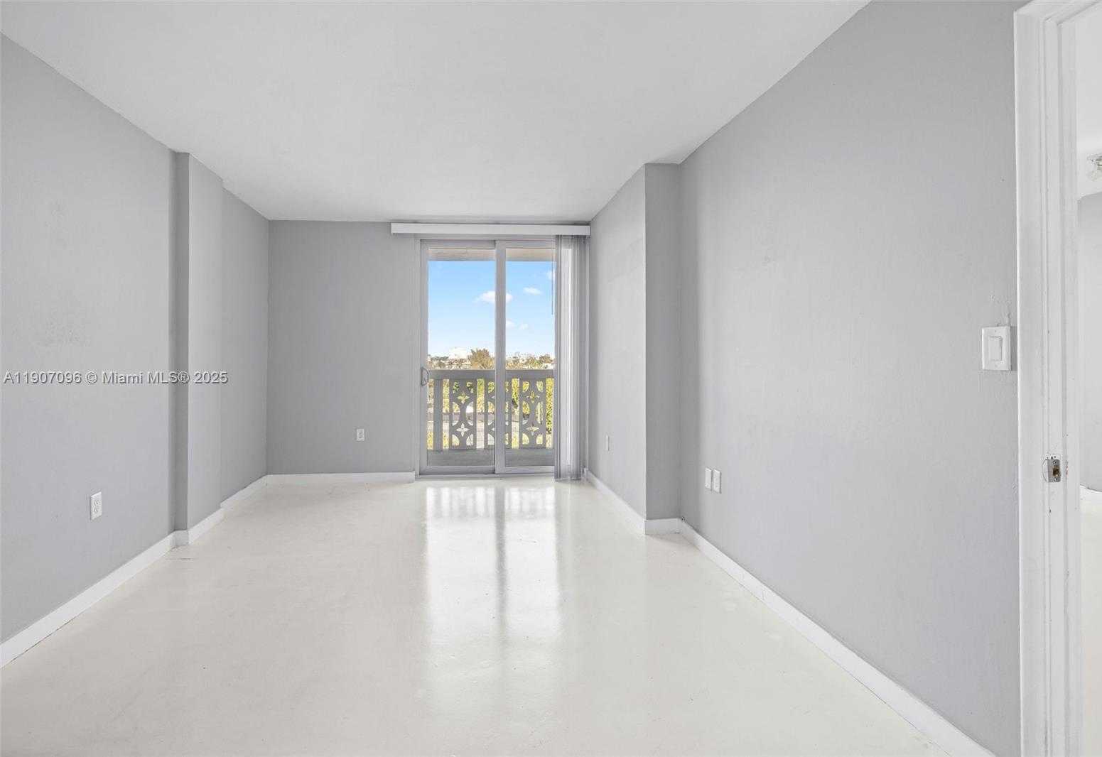 Small Image of 1020 MERIDIAN AVE #811, Miami Beach Number 14