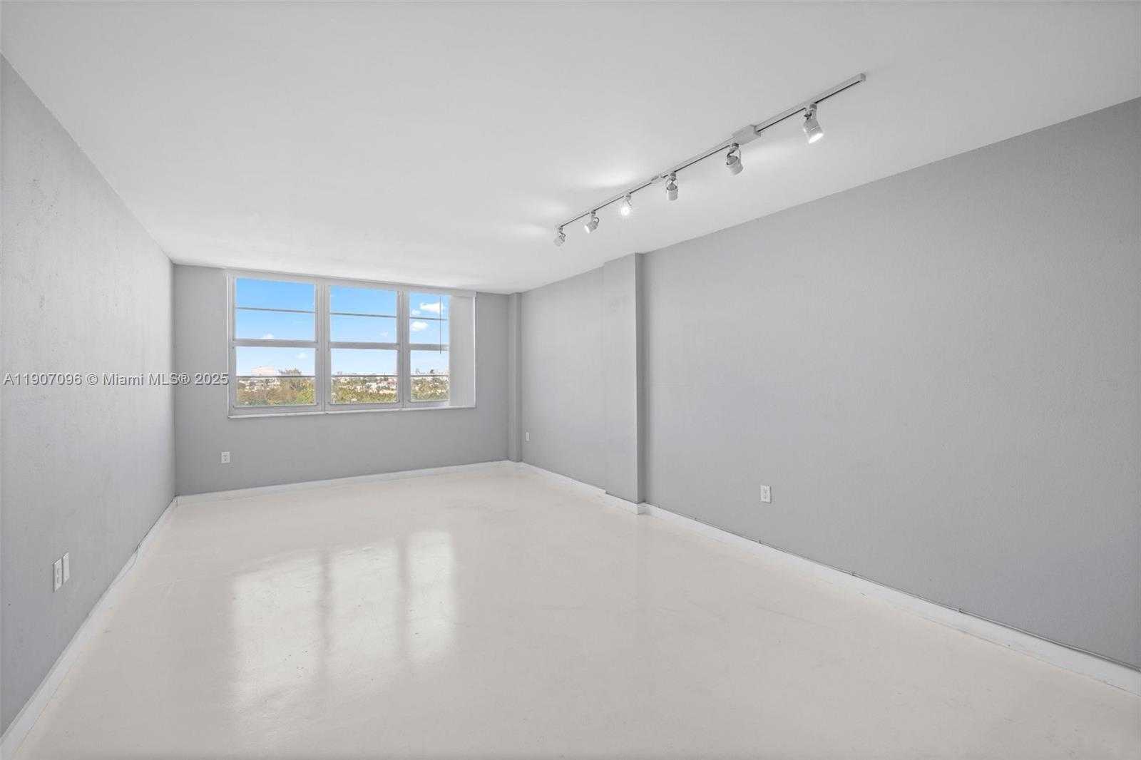 Small Image of 1020 MERIDIAN AVE #811, Miami Beach Number 15
