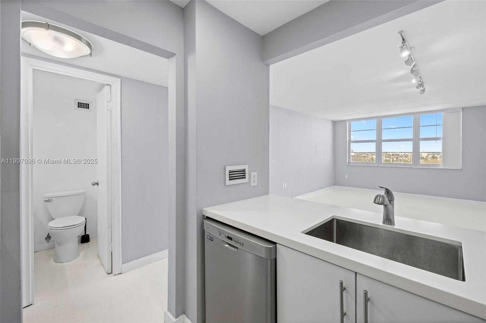 Small Image of 1020 MERIDIAN AVE #811, Miami Beach Number 21