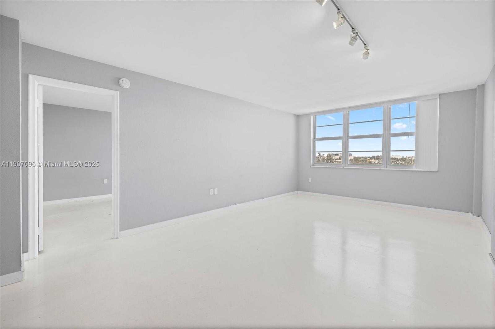 Small Image of 1020 MERIDIAN AVE #811, Miami Beach Number 6