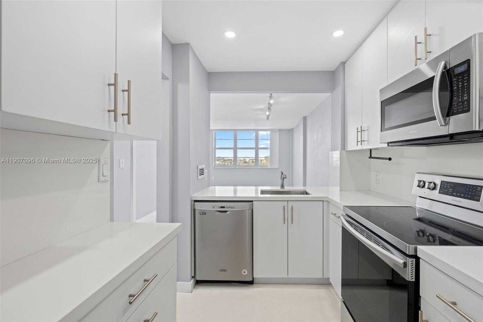 Small Image of 1020 MERIDIAN AVE #811, Miami Beach Number 8