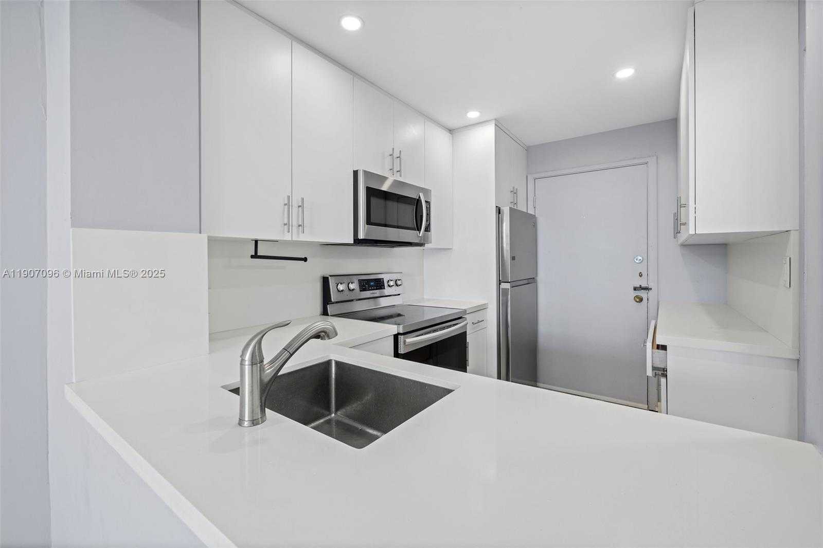 Small Image of 1020 MERIDIAN AVE #811, Miami Beach Number 9