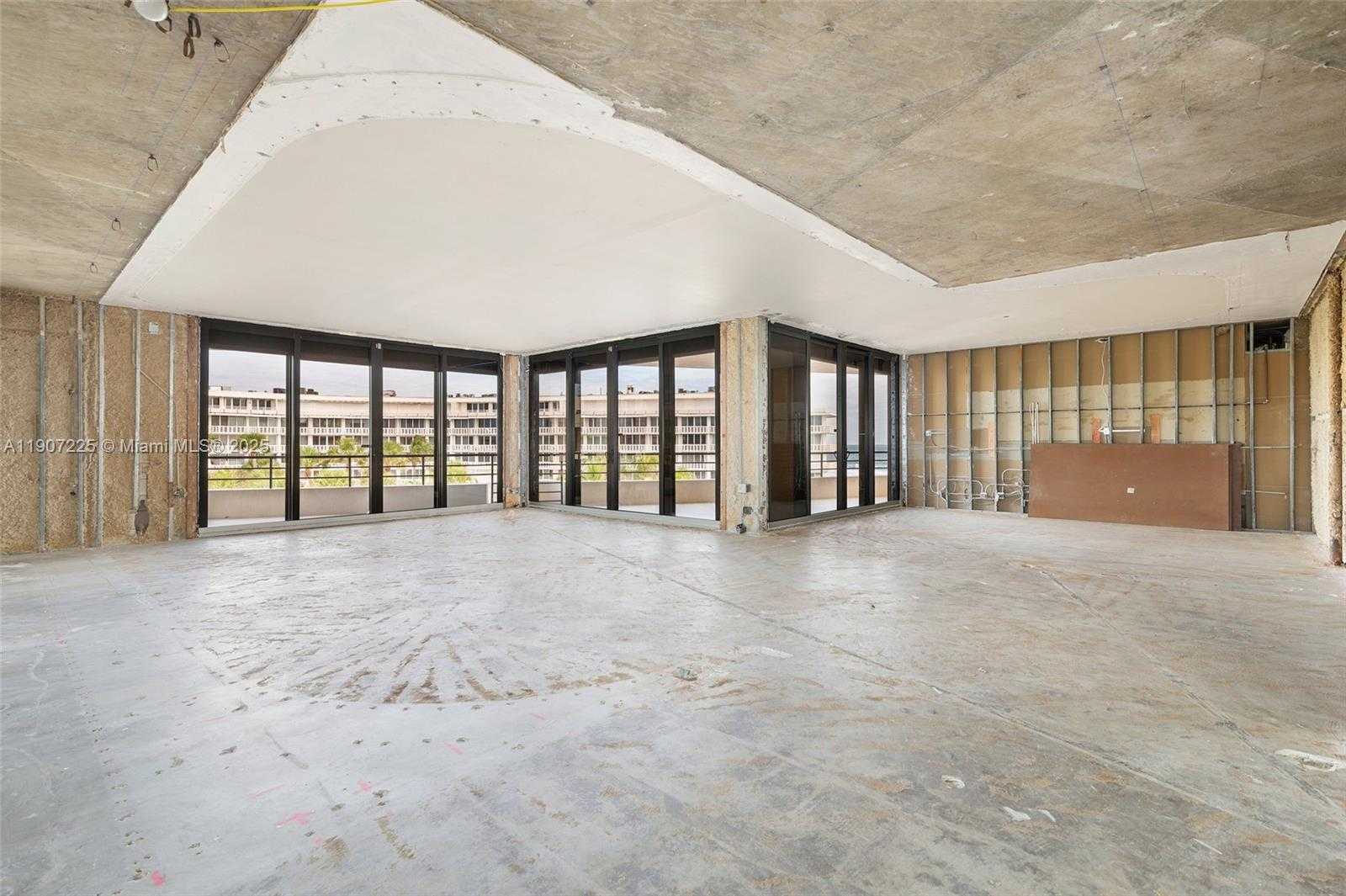 Small Image of 110 SUNSET AVE #4A, Palm Beach Number 3