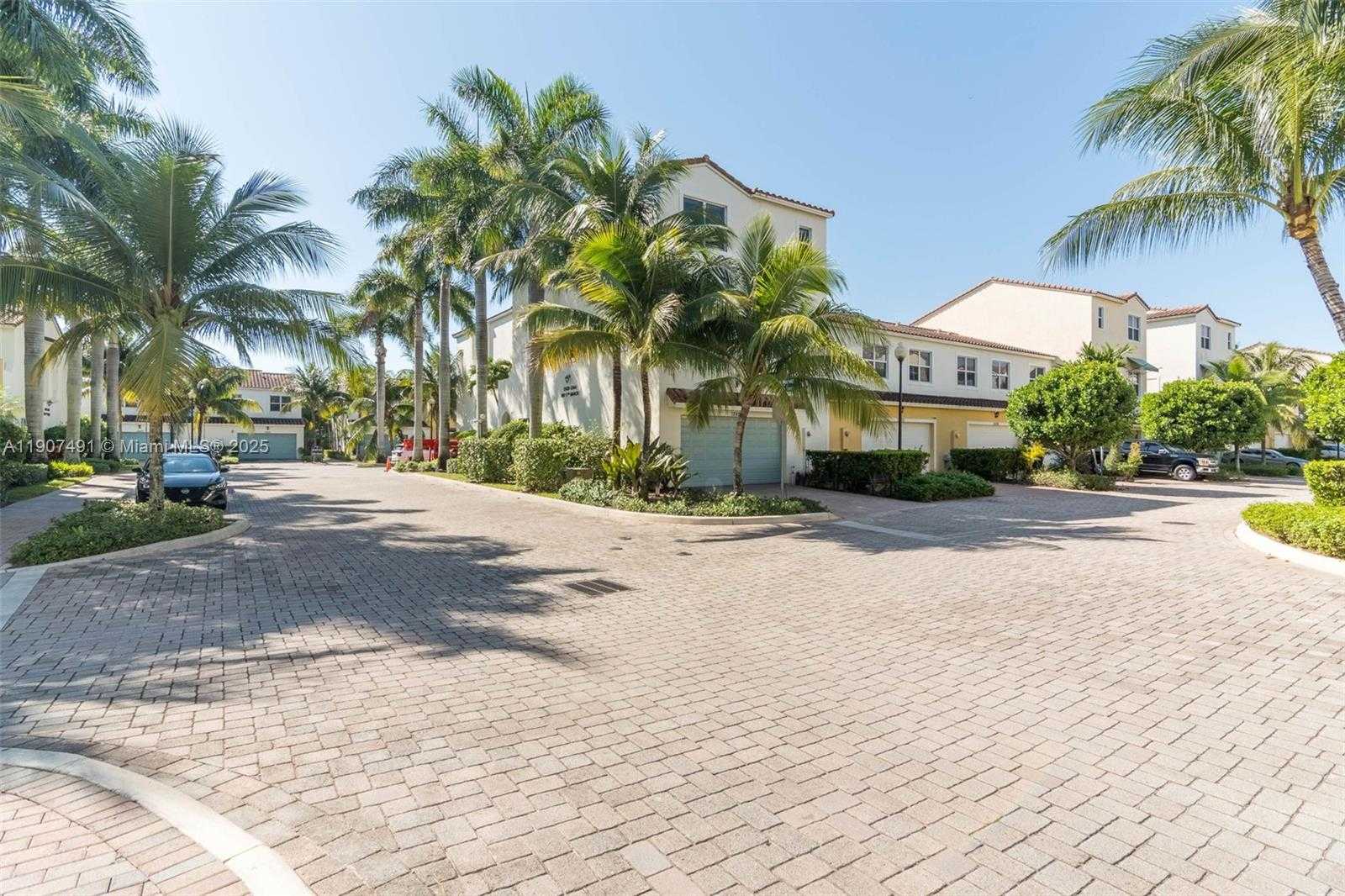 Small Image of 12448 NORTH WEST 17TH MNR, Pembroke Pines Number 31