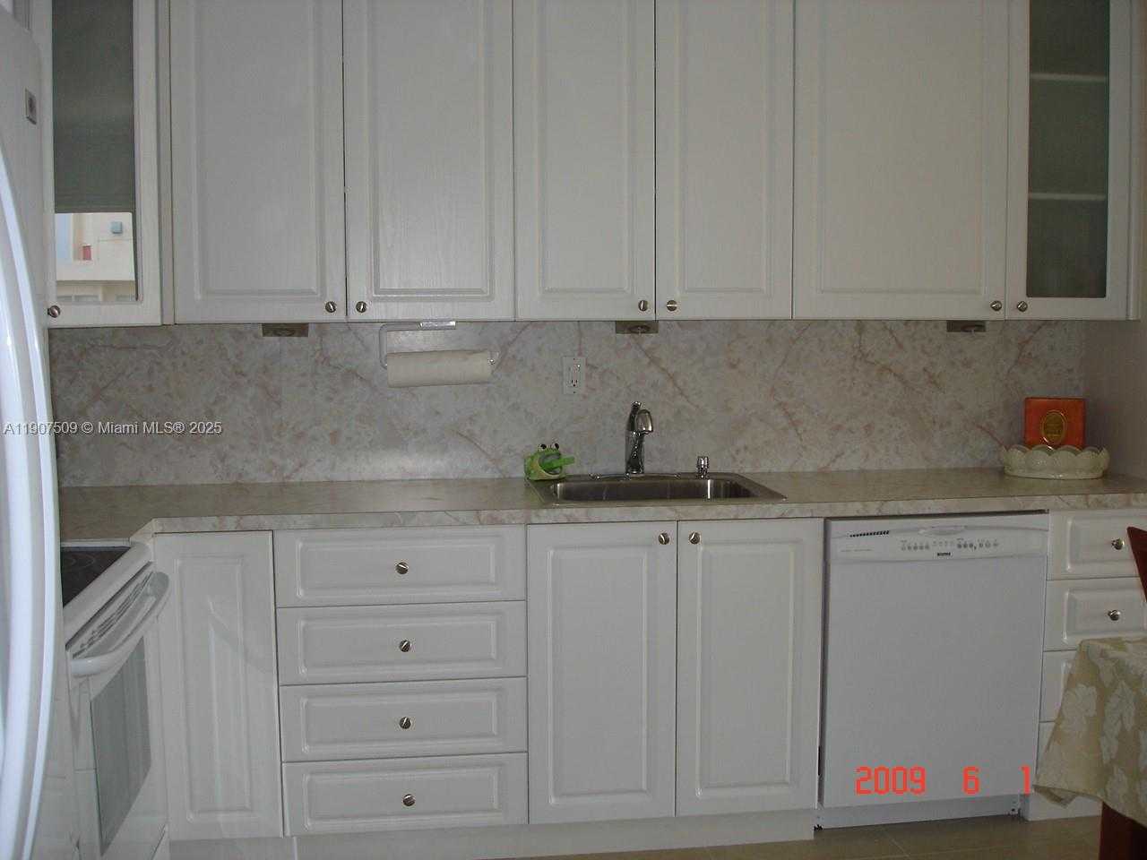 Small Image of 18061 BISCAYNE BLVD #PH03, Aventura Number 3