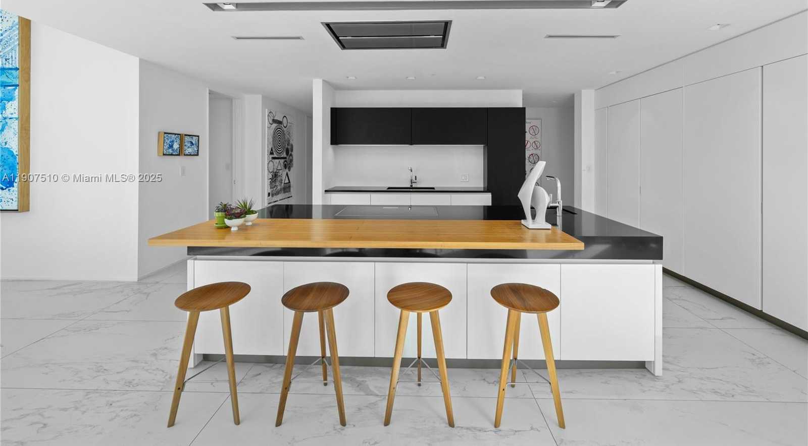 Small Image of 1000 BISCAYNE BLVD #LPH 4901, Miami Number 33