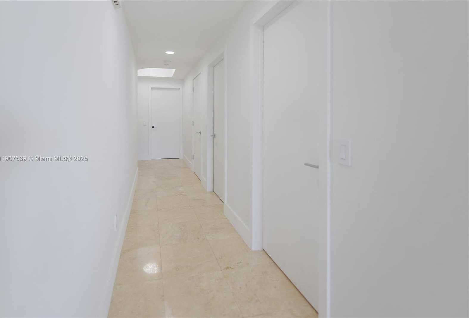 Small Image of 21050 POINT PL #702, Aventura Number 14