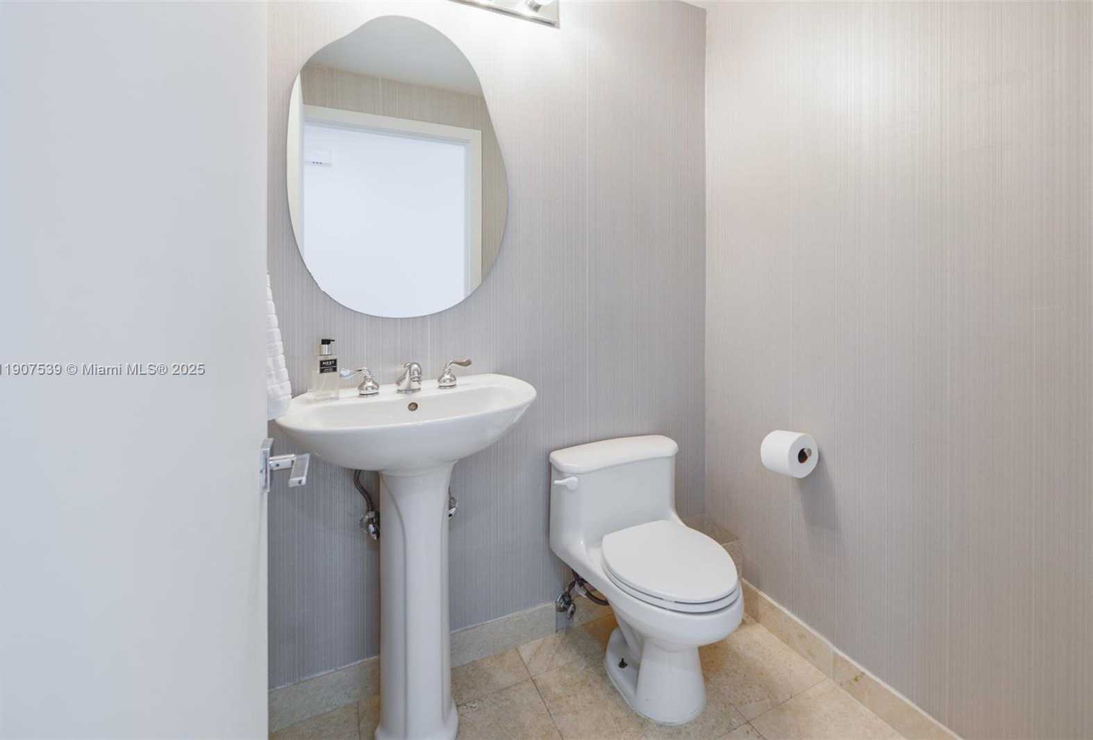 Small Image of 21050 POINT PL #702, Aventura Number 15