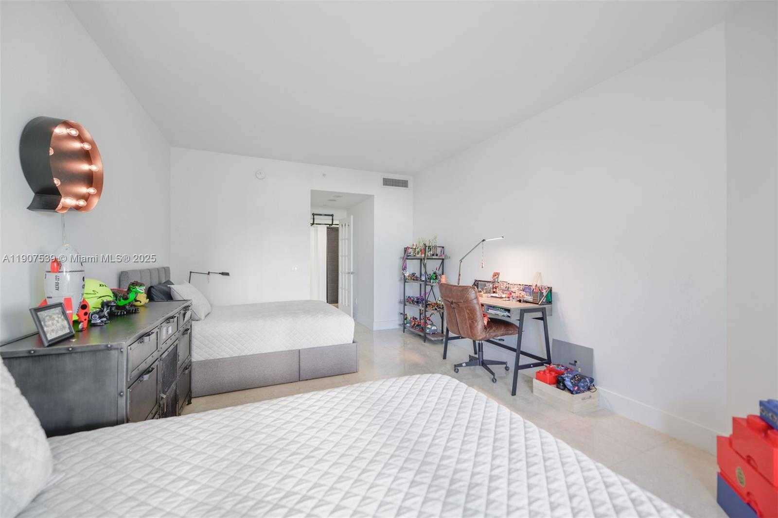 Small Image of 21050 POINT PL #702, Aventura Number 17