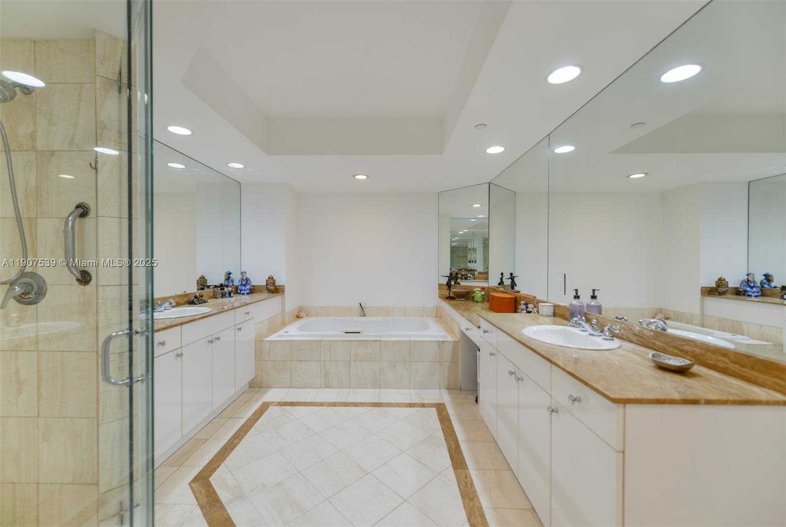 Small Image of 21050 POINT PL #702, Aventura Number 24