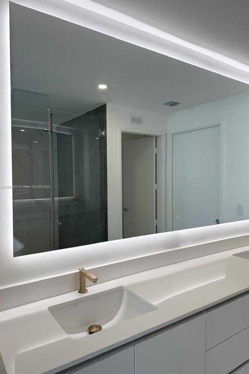 Small Image of Miami Number 33