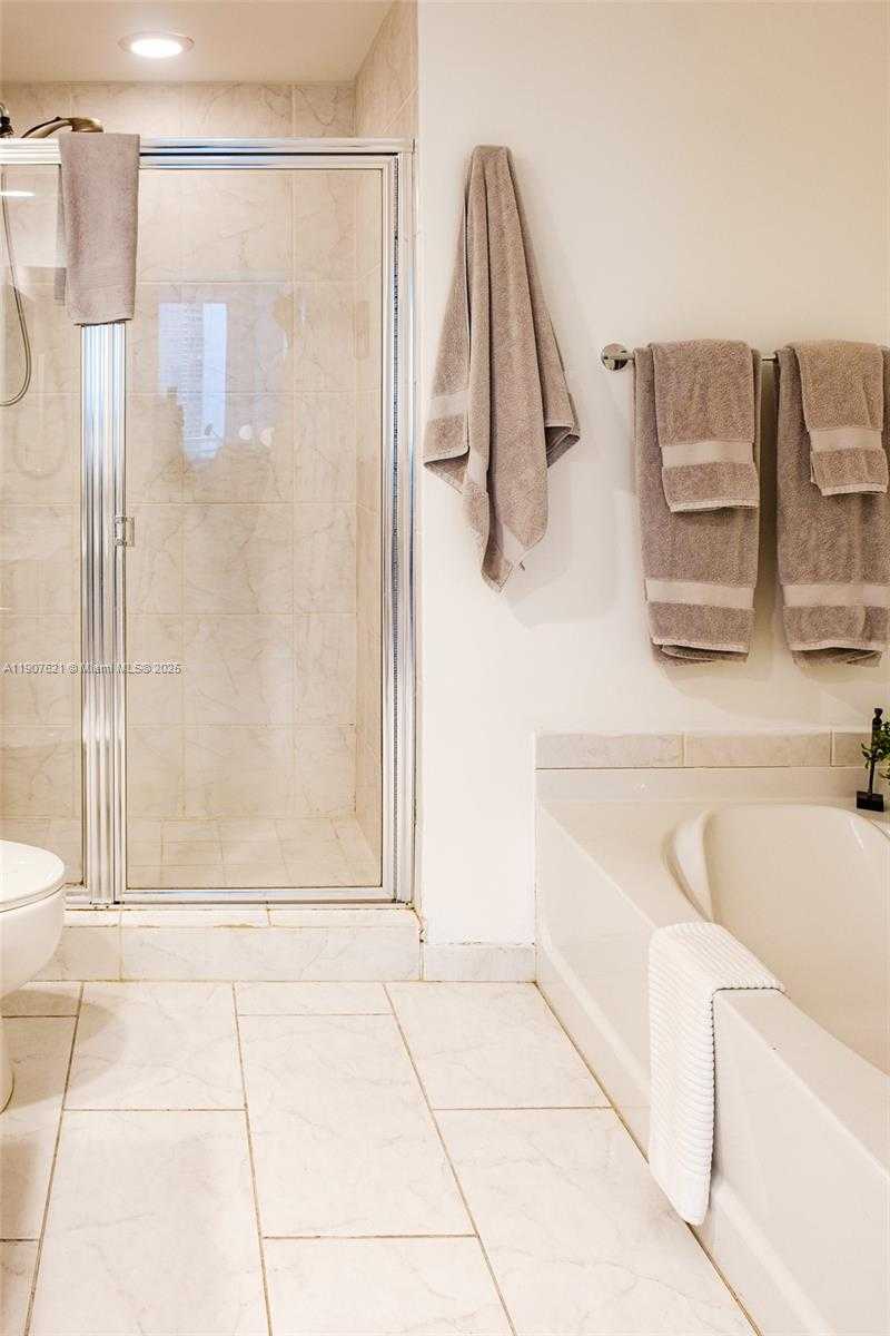 Small Image of 950 BRICKELL BAY DR #3905, Miami Number 20