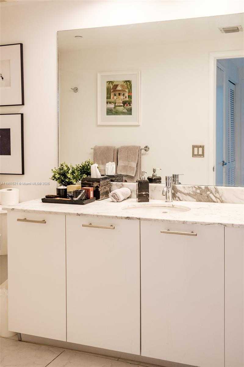 Small Image of 950 BRICKELL BAY DR #3905, Miami Number 25