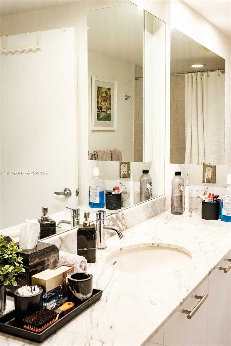 Small Image of 950 BRICKELL BAY DR #3905, Miami Number 27