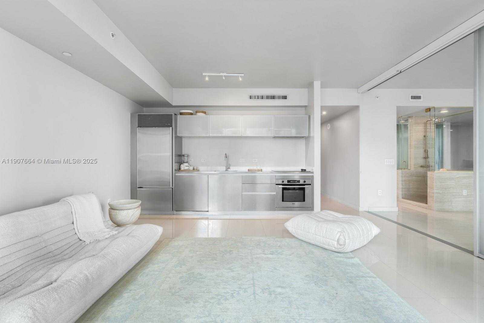 Small Image of 1040 BISCAYNE BLVD #2908, Miami Number 3