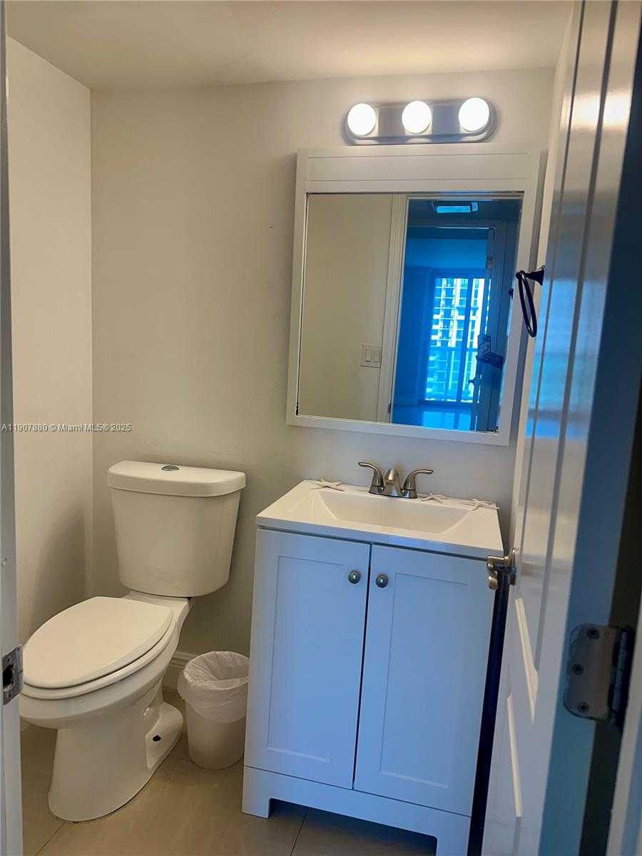 Small Image of 100 BAYVIEW DR #1230, Sunny Isles Beach Number 10