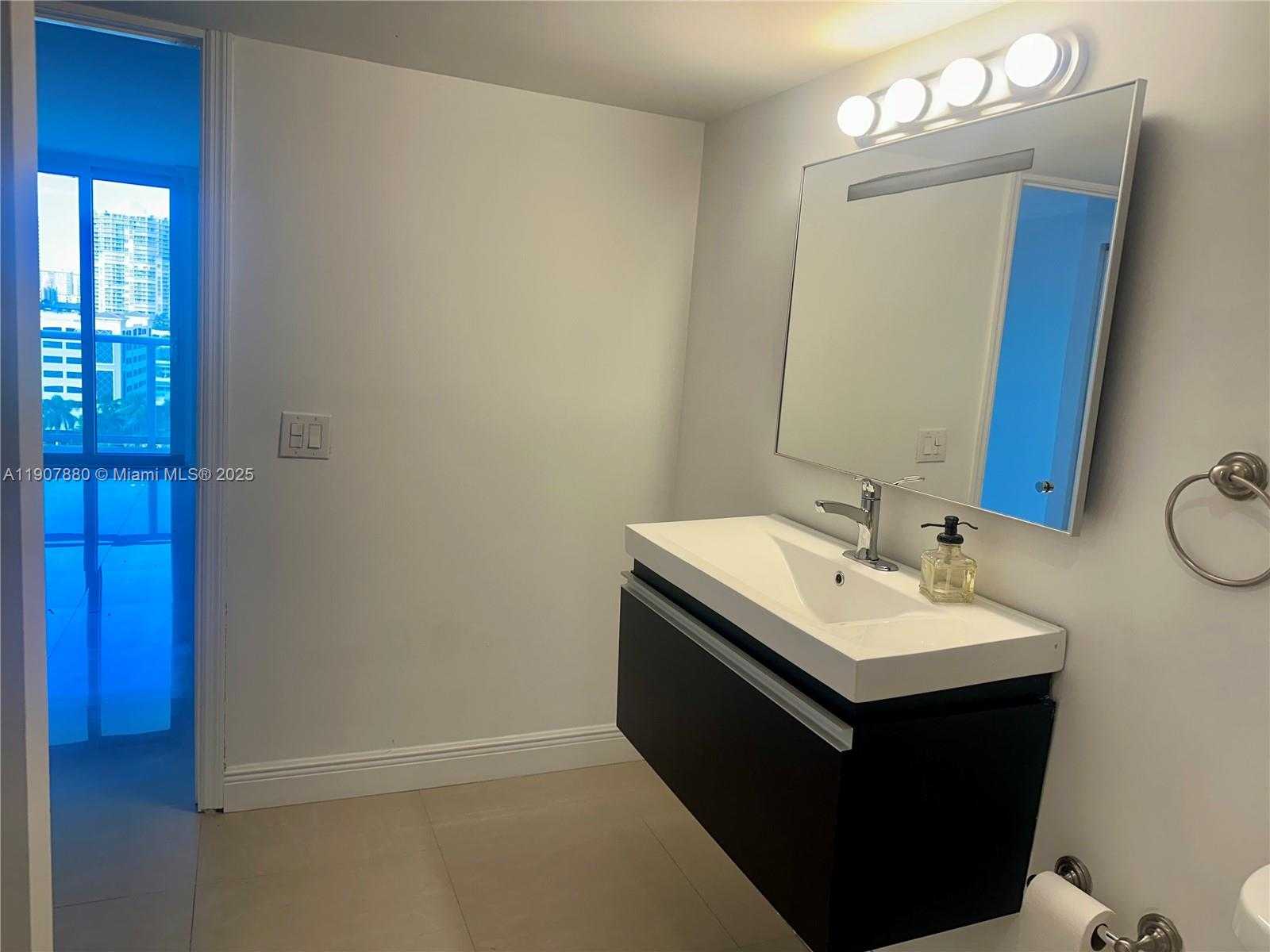Small Image of 100 BAYVIEW DR #1230, Sunny Isles Beach Number 12