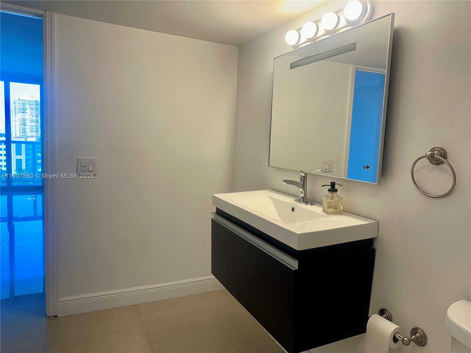 Small Image of 100 BAYVIEW DR #1230, Sunny Isles Beach Number 13