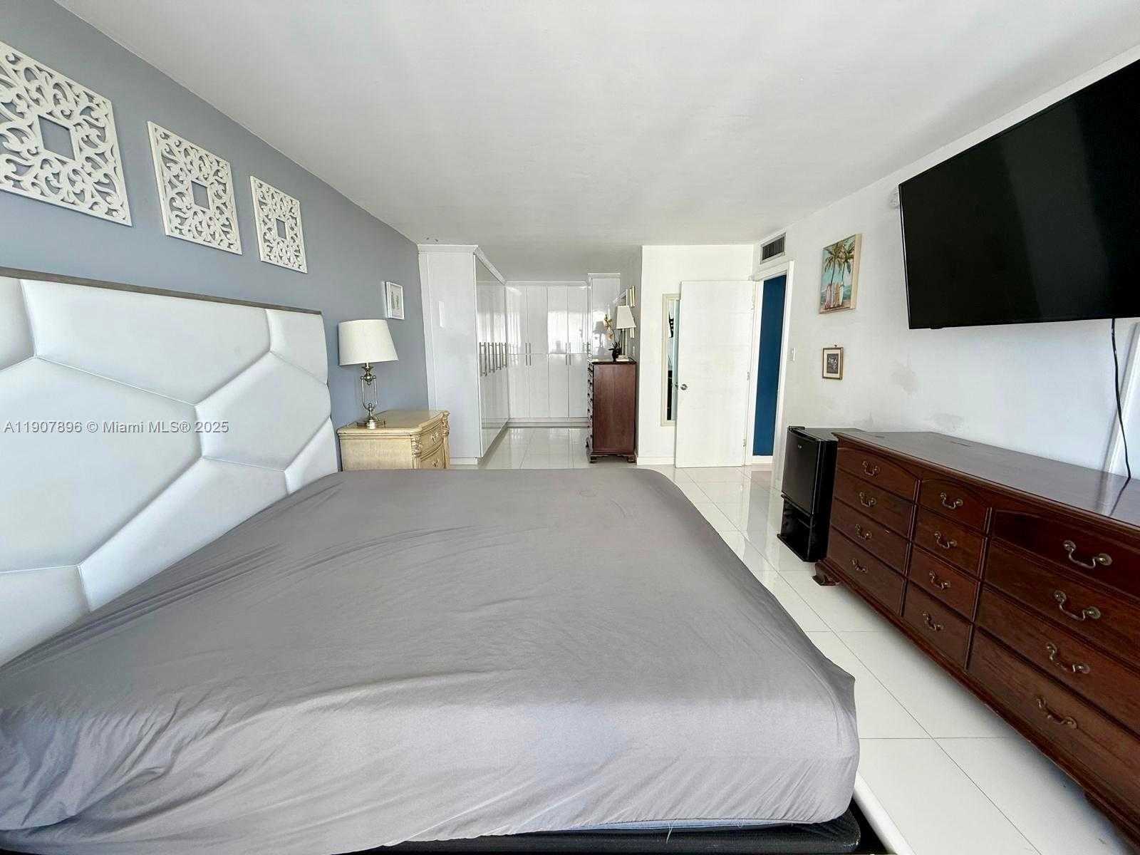 Small Image of 18051 BISCAYNE BLVD #1604, Aventura Number 13