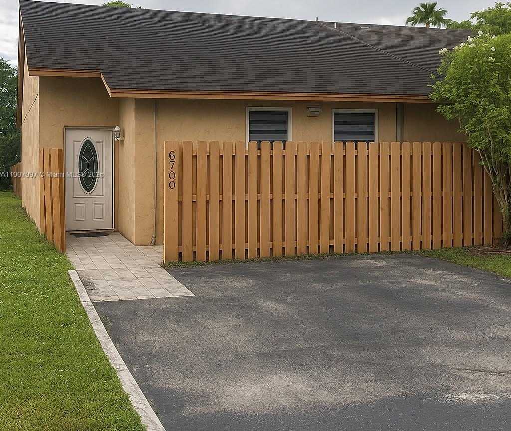 Small Image of 6700 NORTH WEST 190TH ST, Hialeah Number 1