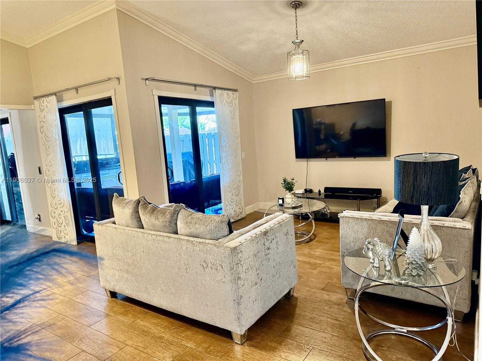 Small Image of 6377 NORTH WEST 170TH LN, Hialeah Number 3