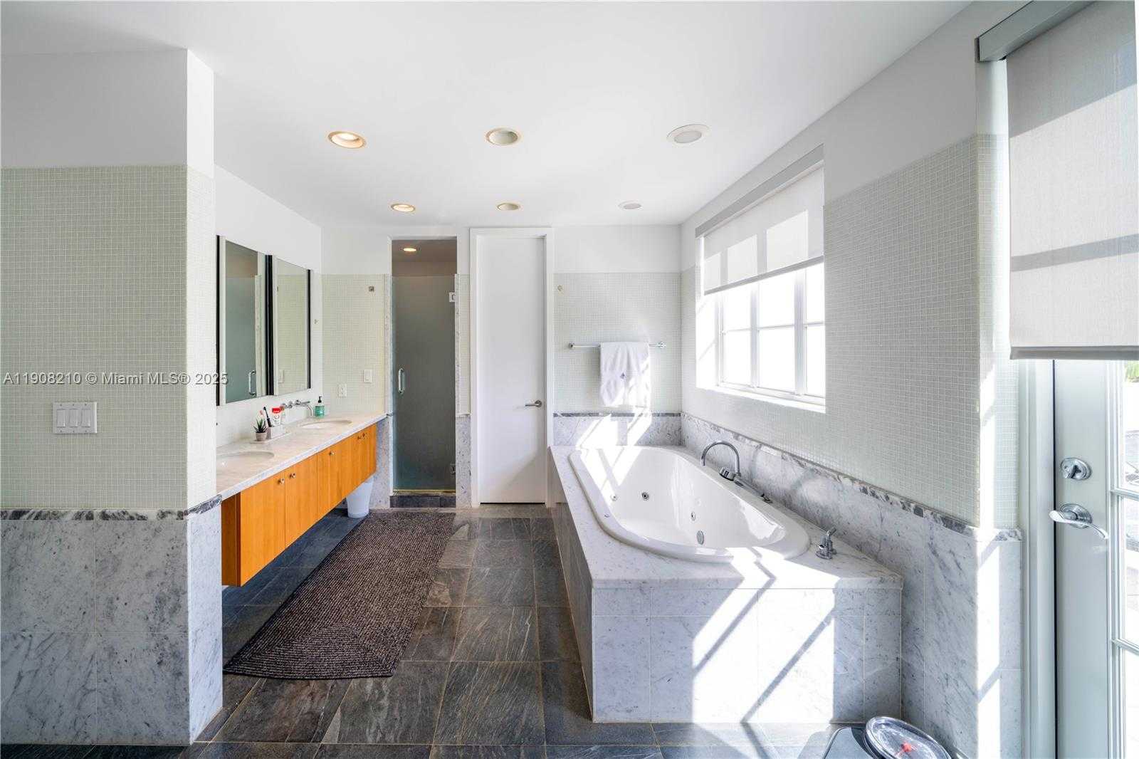 Small Image of 230 WATER WAY, Miami Beach Number 16