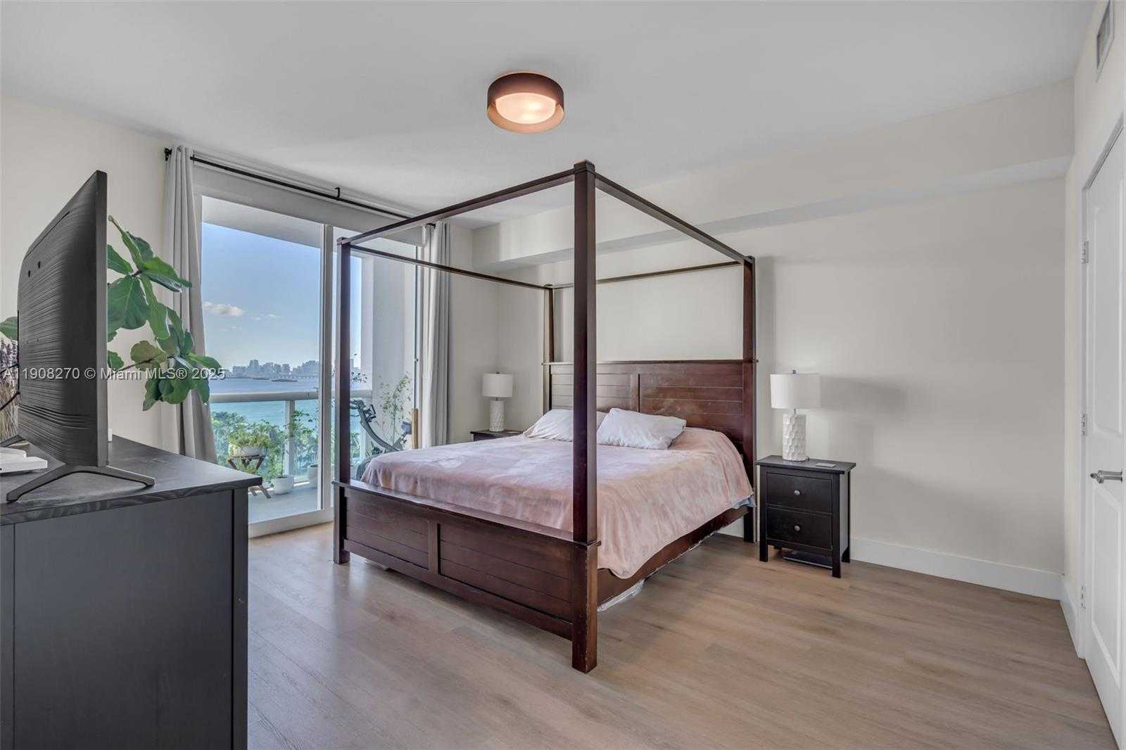 Small Image of 7900 HARBOR ISLAND DR #1525, North Bay Village Number 18