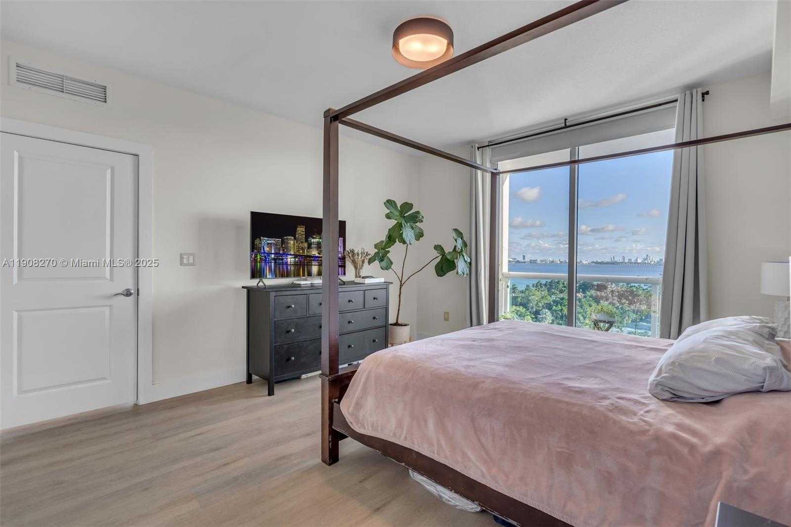 Small Image of 7900 HARBOR ISLAND DR #1525, North Bay Village Number 19