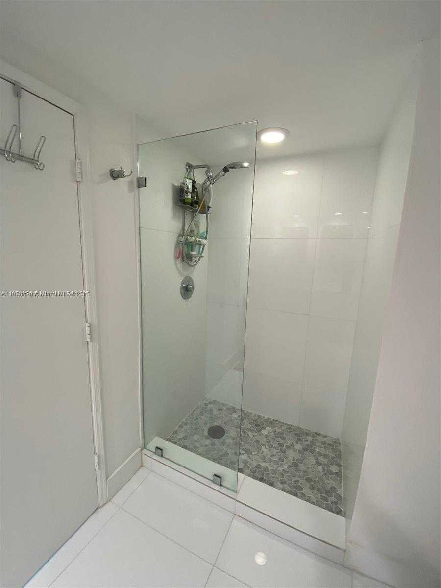 Small Image of 950 BRICKELL BAY DR #2707, Miami Number 12