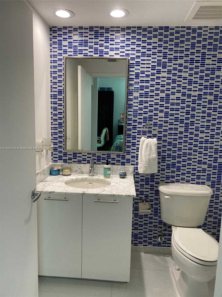 Small Image of 950 BRICKELL BAY DR #2707, Miami Number 14