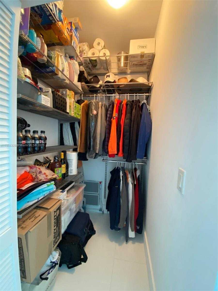 Small Image of 950 BRICKELL BAY DR #2707, Miami Number 16