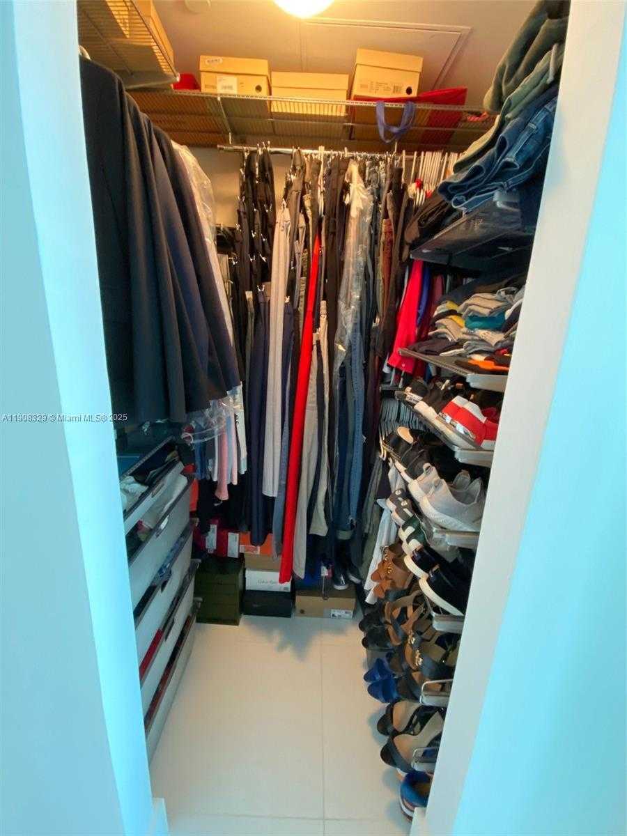 Small Image of 950 BRICKELL BAY DR #2707, Miami Number 19