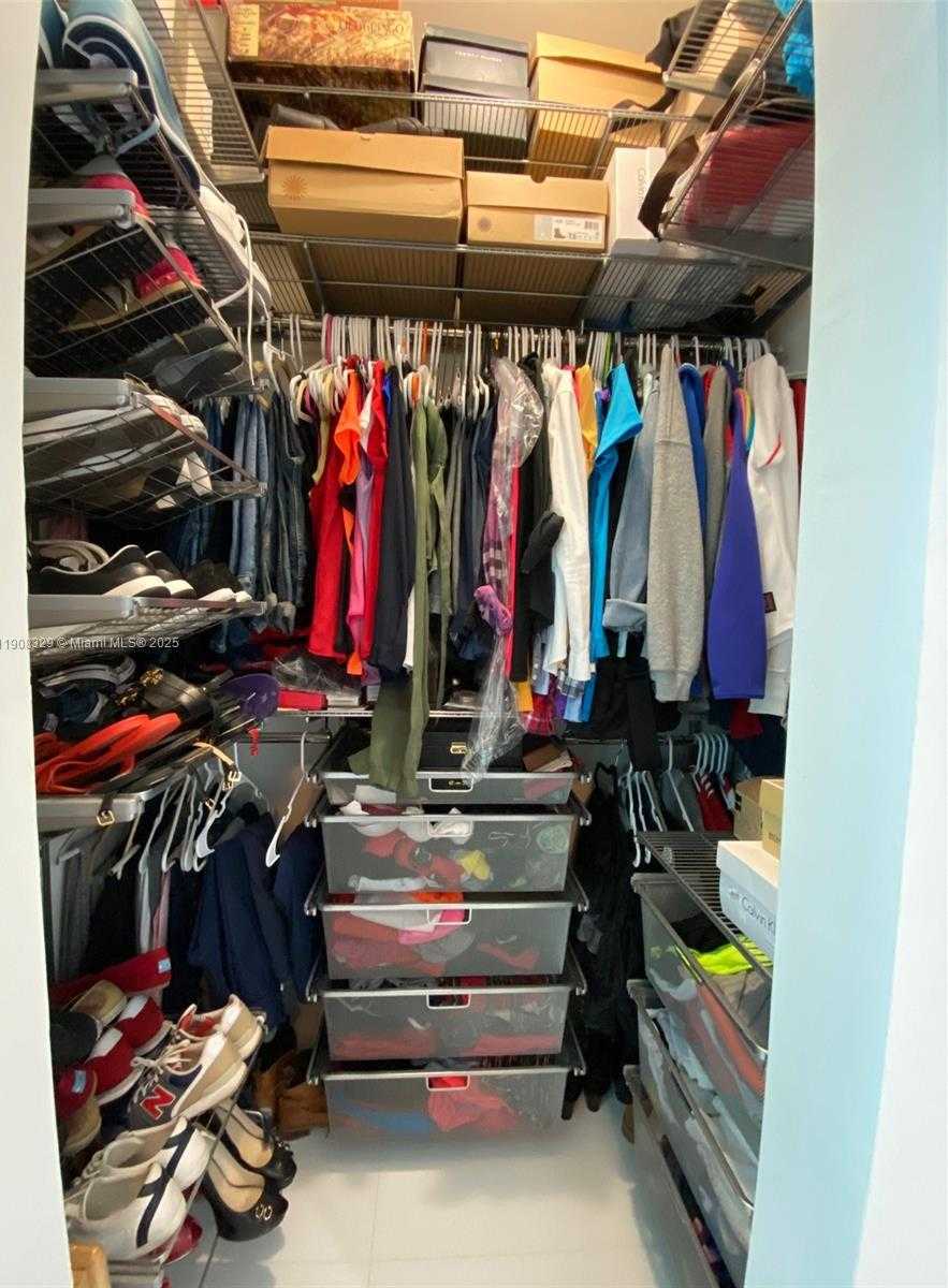 Small Image of 950 BRICKELL BAY DR #2707, Miami Number 20