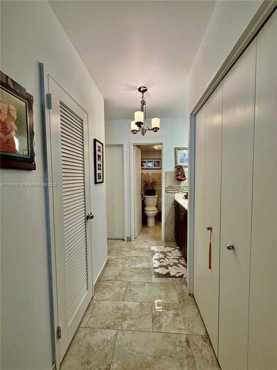 Small Image of 5700 COLLINS AVE #14M, Miami Beach Number 10