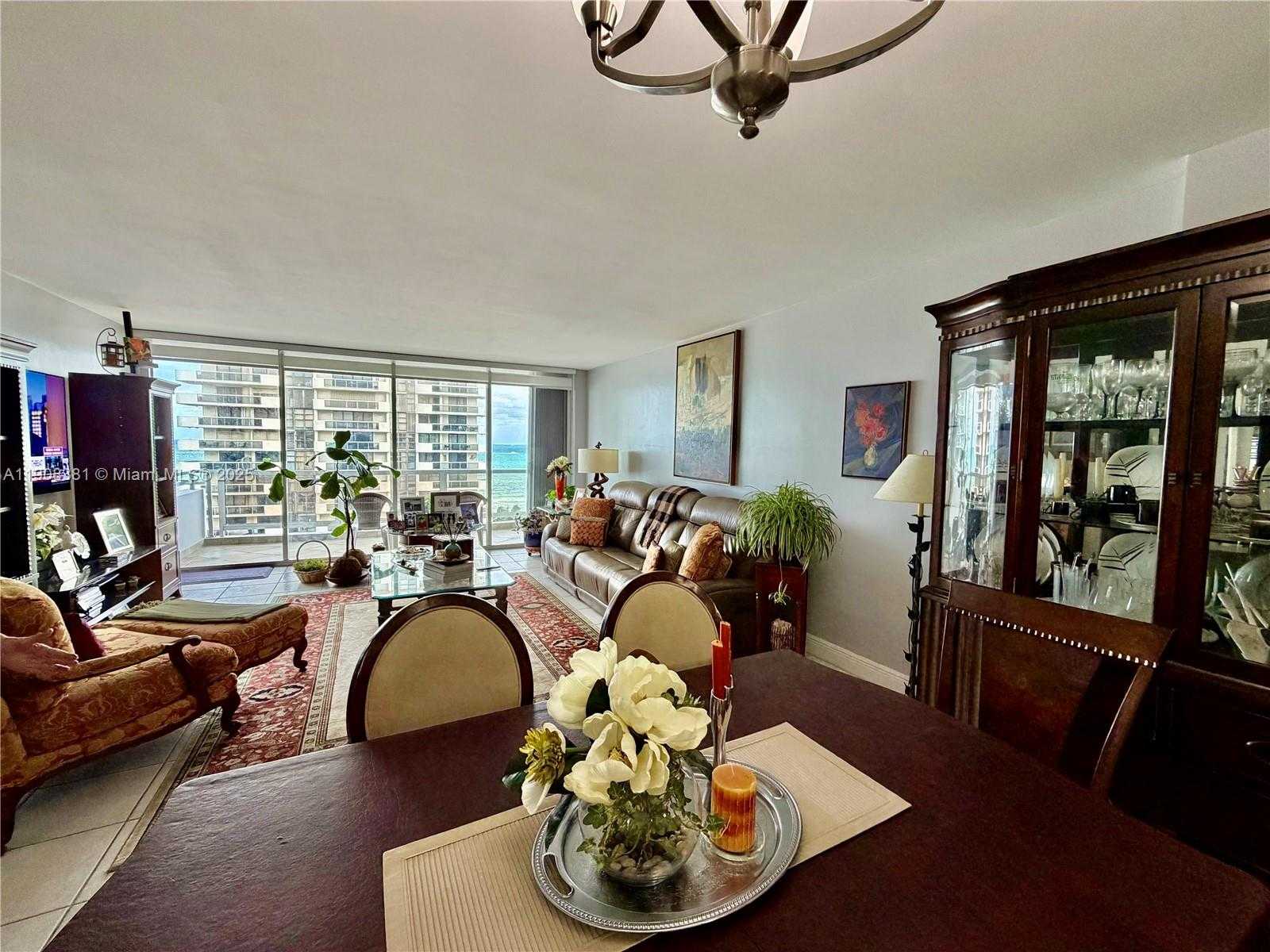 Small Image of 5700 COLLINS AVE #14M, Miami Beach Number 2