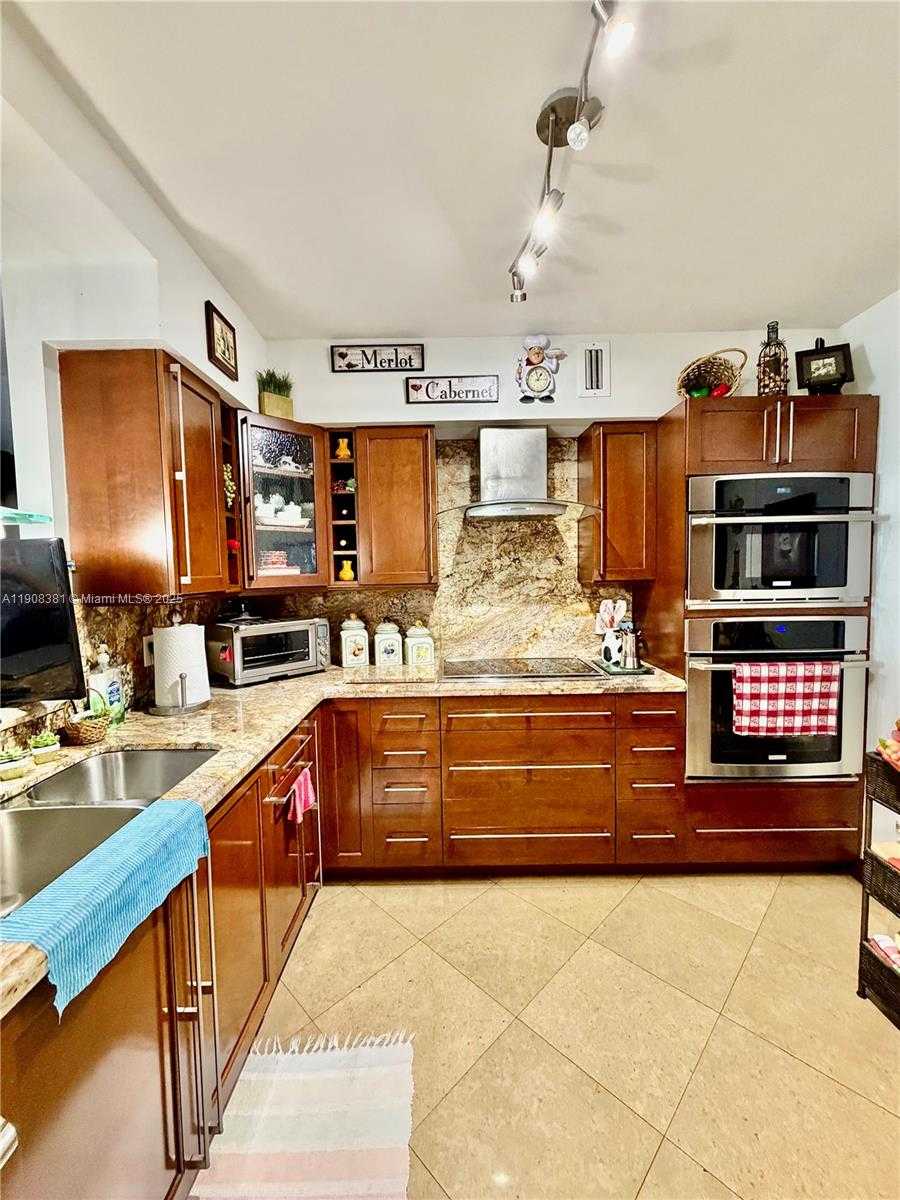 Small Image of 5700 COLLINS AVE #14M, Miami Beach Number 4