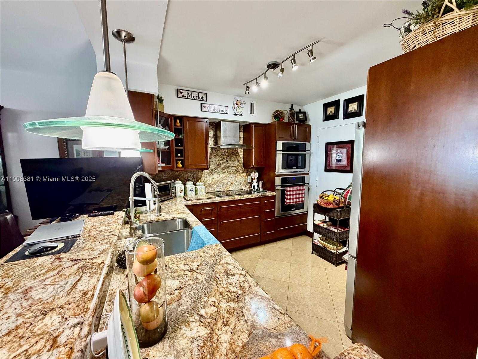 Small Image of 5700 COLLINS AVE #14M, Miami Beach Number 6