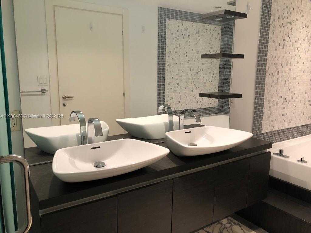 Small Image of 200 BISCAYNE BOULEVARD WAY #902, Miami Number 25