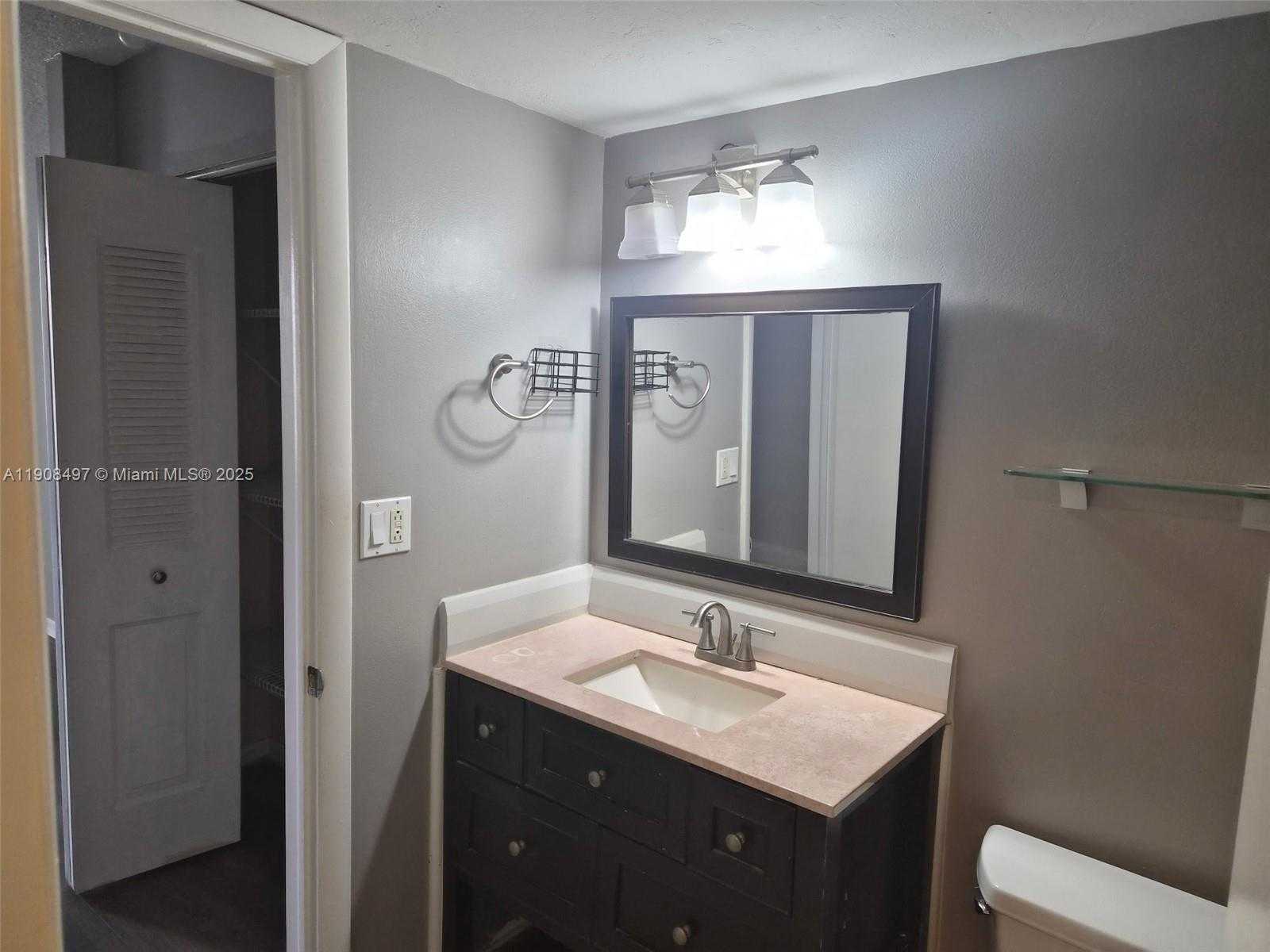 Small Image of 7175 ORANGE DR #203H, Davie Number 12