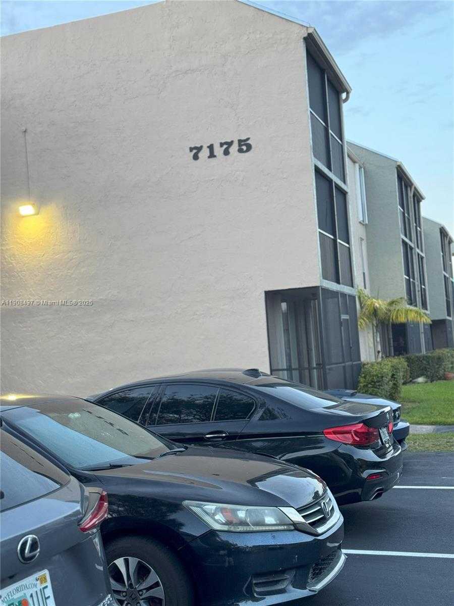 Small Image of 7175 ORANGE DR #203H, Davie Number 2