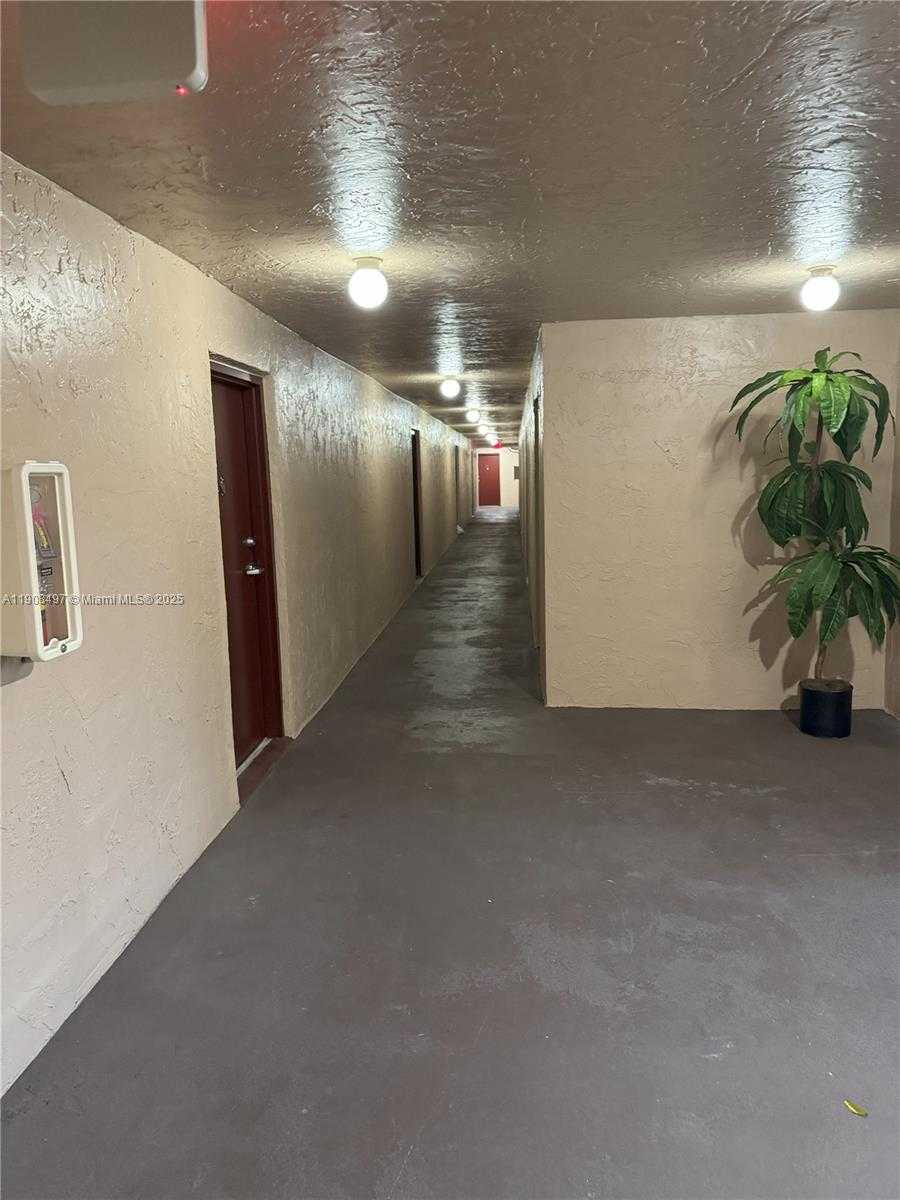 Small Image of 7175 ORANGE DR #203H, Davie Number 4