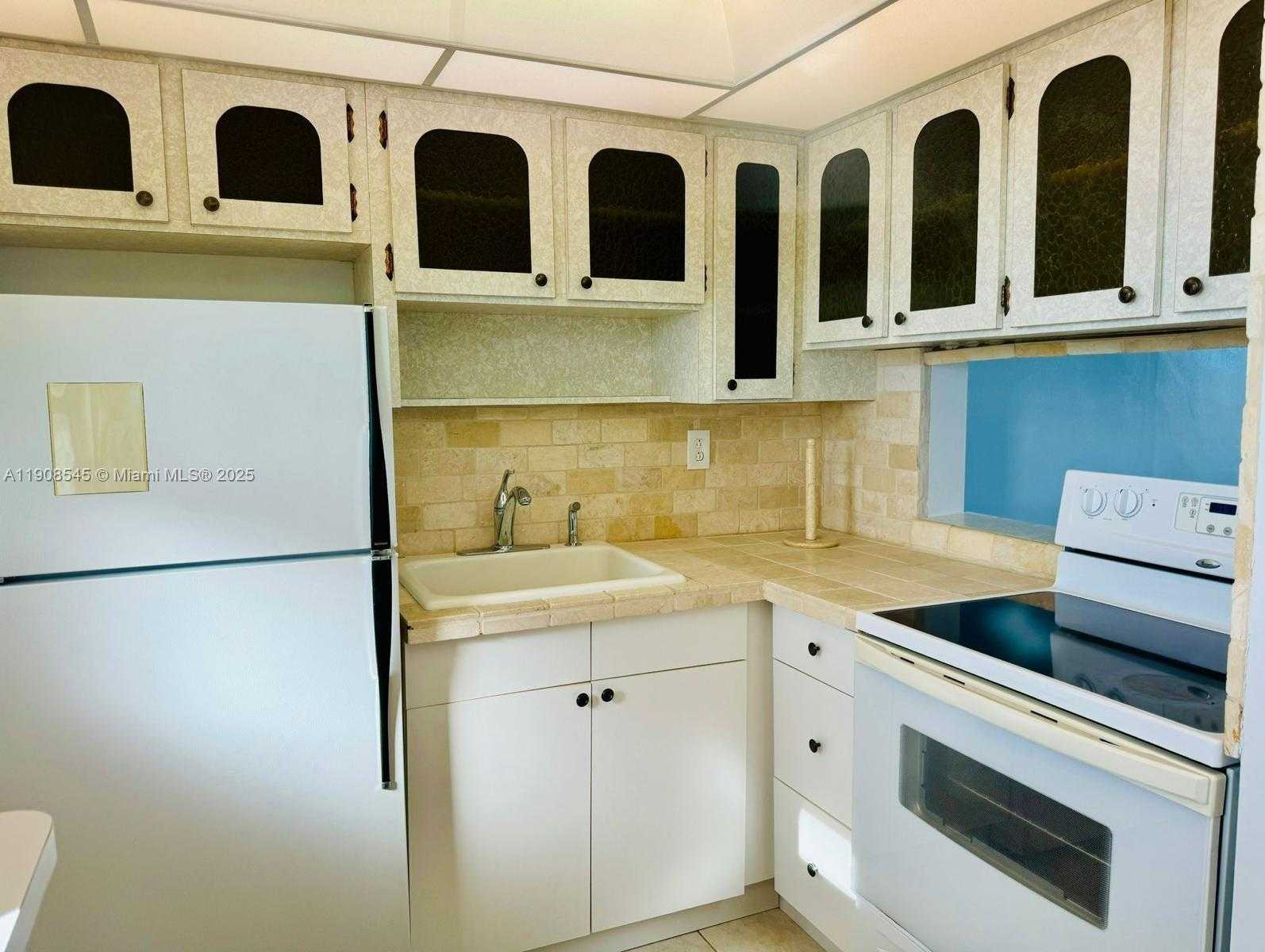 Small Image of 2930 POINT EAST DR #E512, Aventura Number 3