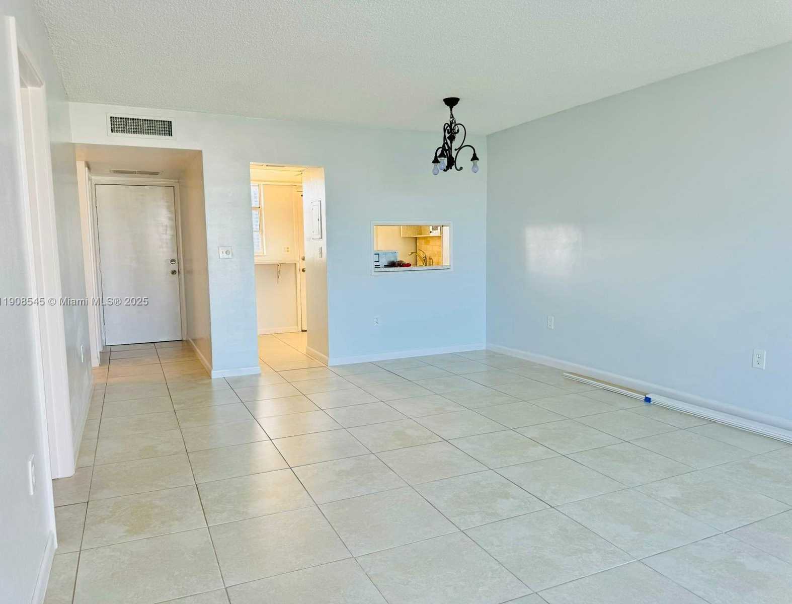 Small Image of 2930 POINT EAST DR #E512, Aventura Number 4