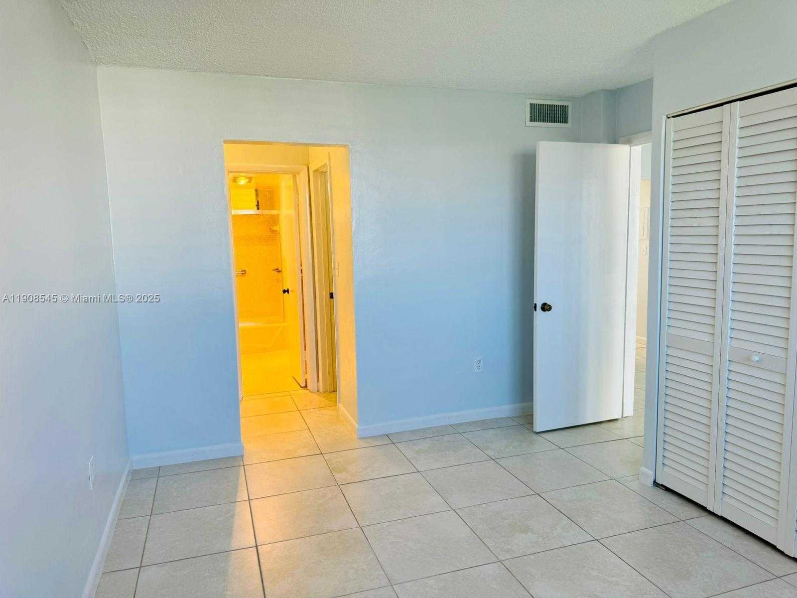 Small Image of 2930 POINT EAST DR #E512, Aventura Number 5