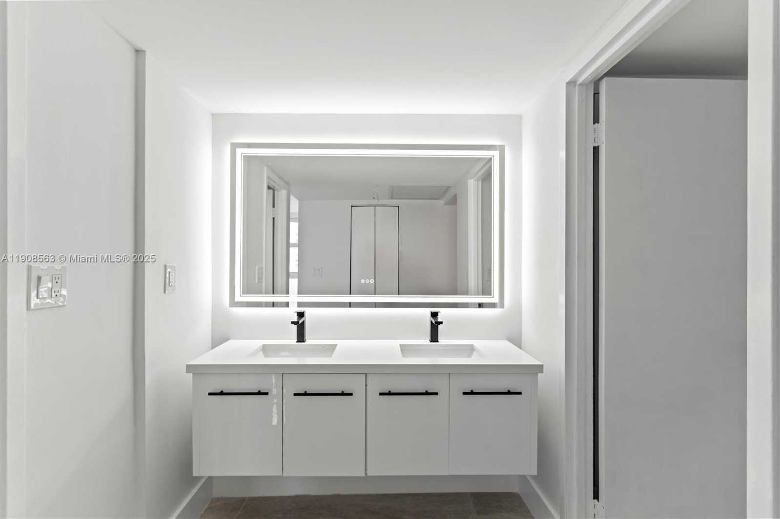 Small Image of 100 BAYVIEW DR #227, Sunny Isles Beach Number 21