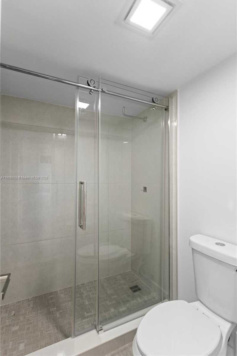 Small Image of 100 BAYVIEW DR #227, Sunny Isles Beach Number 32