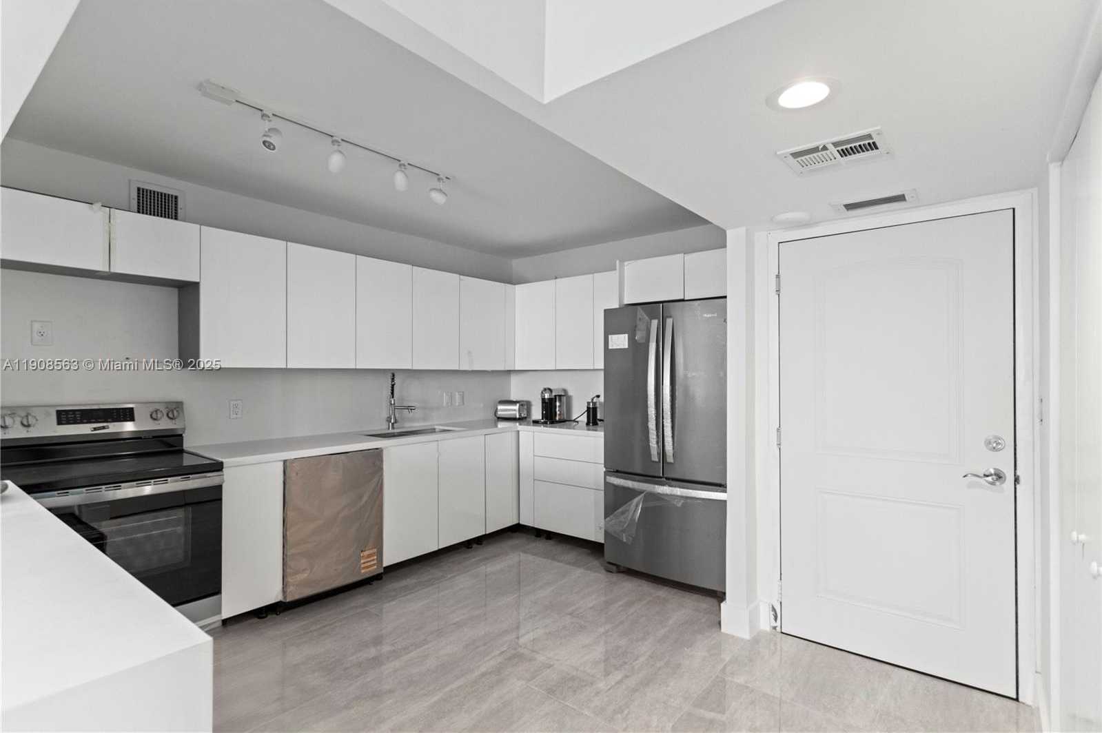 Small Image of 100 BAYVIEW DR #227, Sunny Isles Beach Number 8