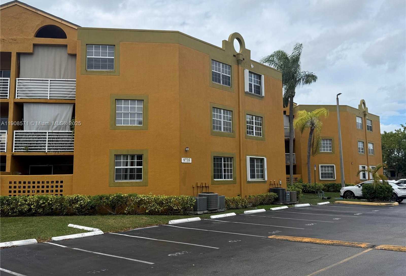 Small Image of 9735 FONTAINEBLEAU BLVD #G205, Miami Number 3